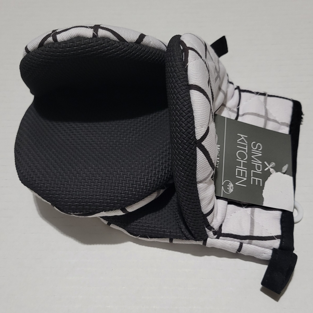 2 Piece Black/White Plaid Mini Oven Mitts - Picture 3 of 3